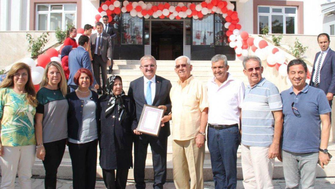 Vali Münir Karaloğlu'nun katılımıyla, İlçemiz Zeynep-Mustafa Kemer Ortaokulu ve Cumhuriyet Gülhizar-Osman Sarıca İmam Hatip Ortaokulu'nun açılışları gerçekleştirildi.