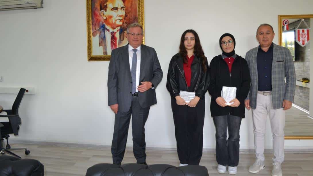 Şiir Okuyan Öğrencilerimize Tebrik ve Ödül